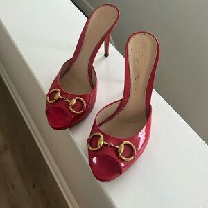 Gucci fuscia horsebit pump